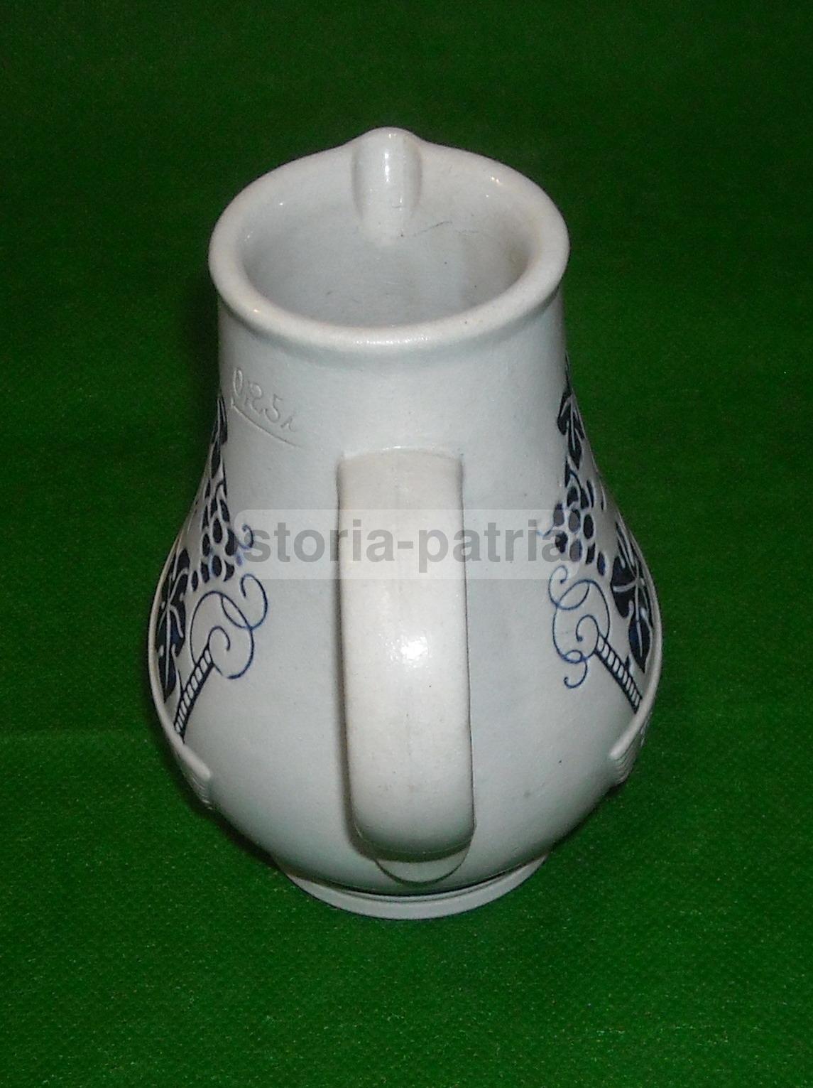 Brocca Decorativa In Ceramica A Tema Enologico Con Puttini E Uva, Metà Del XX Secolo