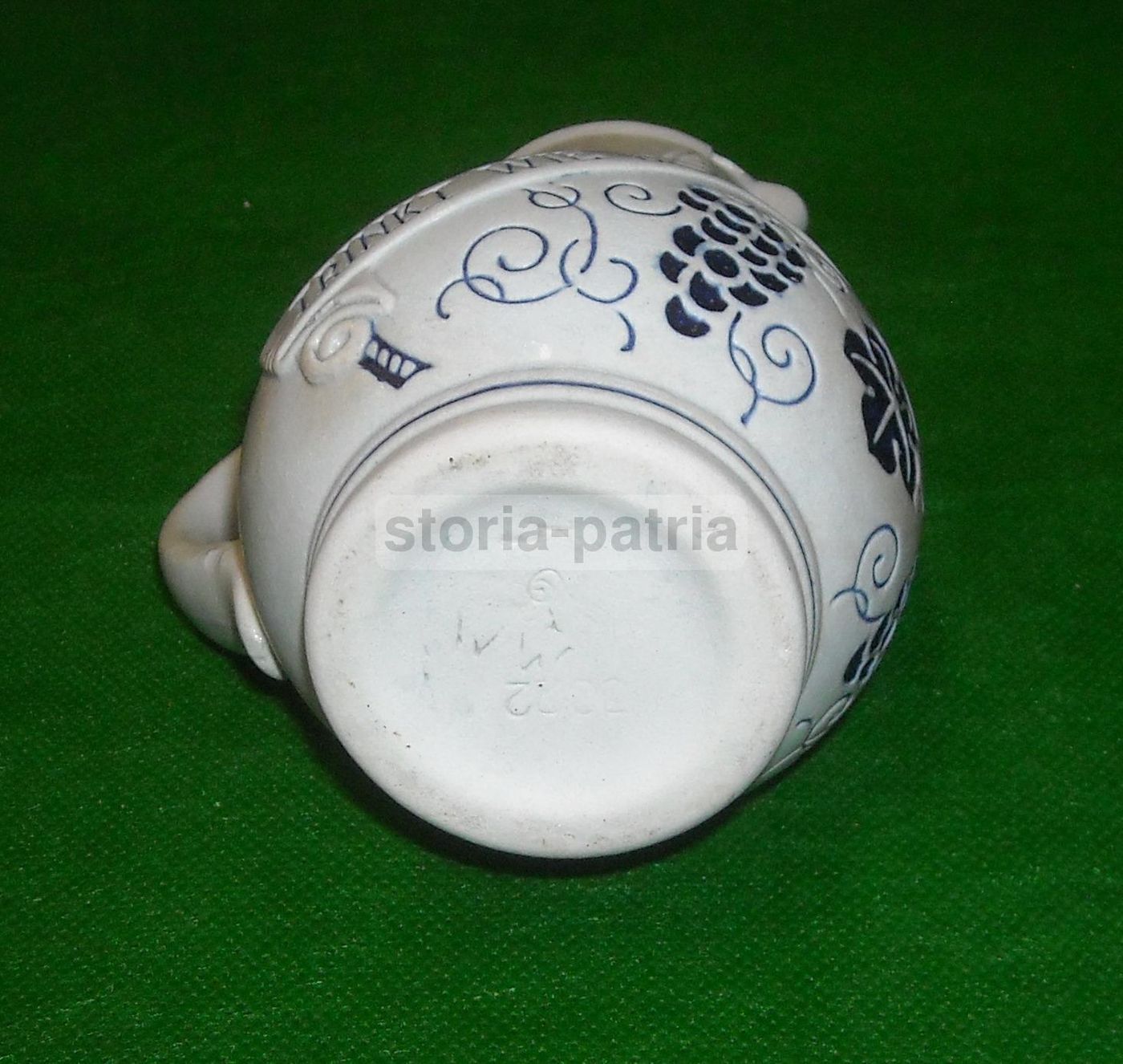 Brocca Decorativa In Ceramica A Tema Enologico Con Puttini E Uva, Metà Del XX Secolo