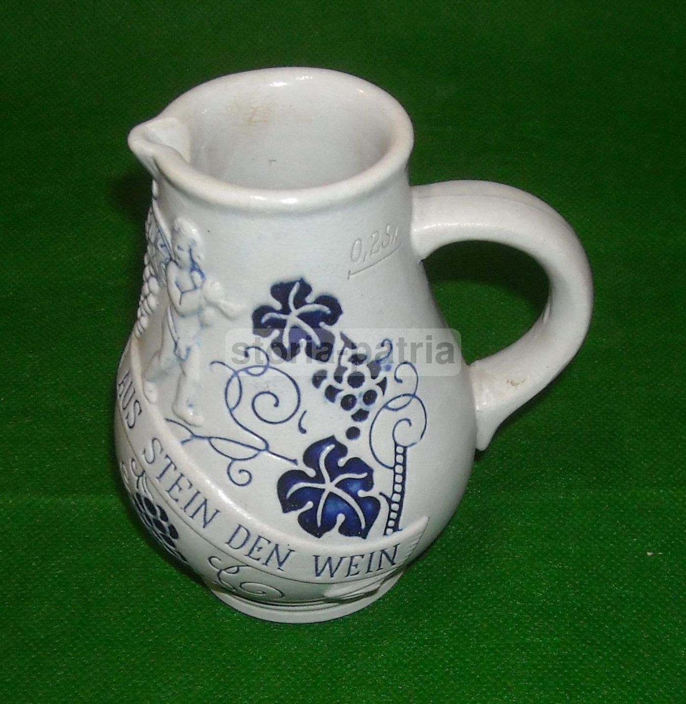 Brocca Decorativa In Ceramica A Tema Enologico Con Puttini E Uva, Metà Del XX Secolo