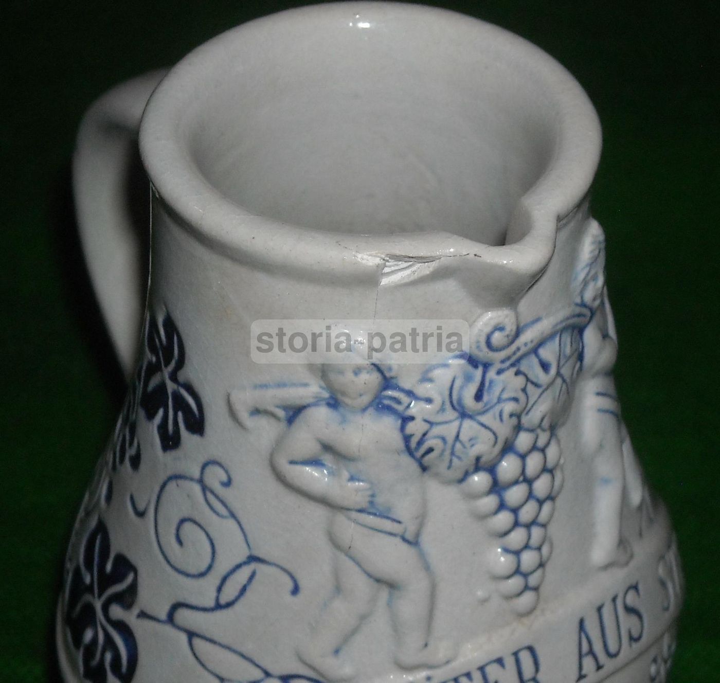 Brocca Decorativa In Ceramica A Tema Enologico Con Puttini E Uva, Metà Del XX Secolo