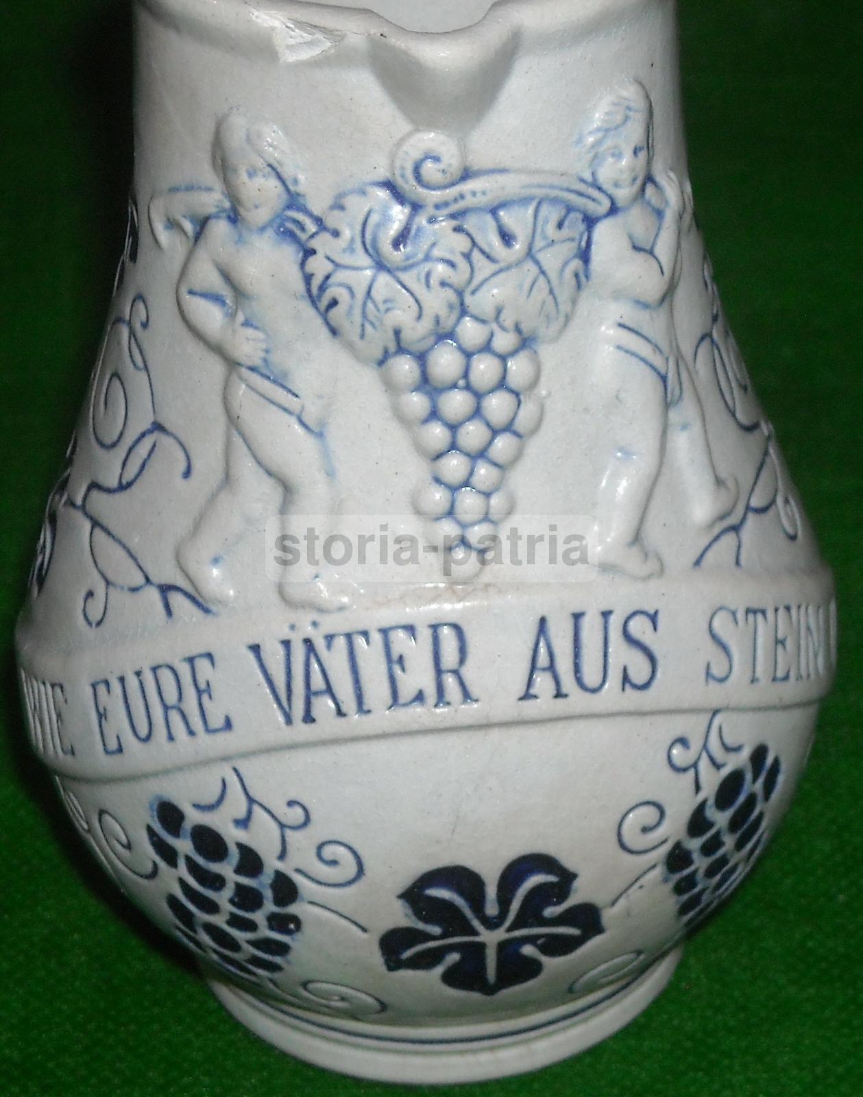 Brocca Decorativa In Ceramica A Tema Enologico Con Puttini E Uva, Metà Del XX Secolo