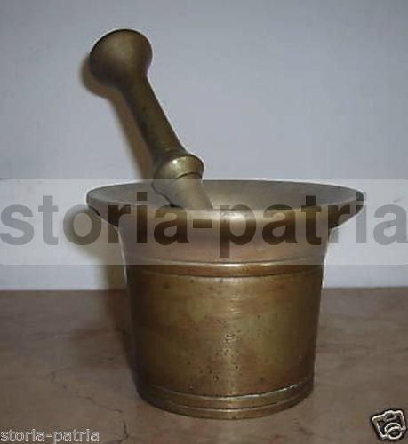 Mortaio Antico In Ottone Con Pestello Della Seconda Metà Dell'Ottocento