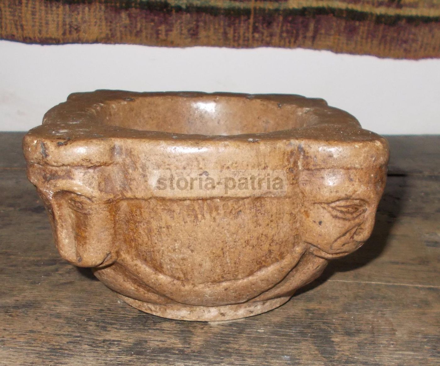 Antico Mortaio In Pietra Decorata A Rilievo