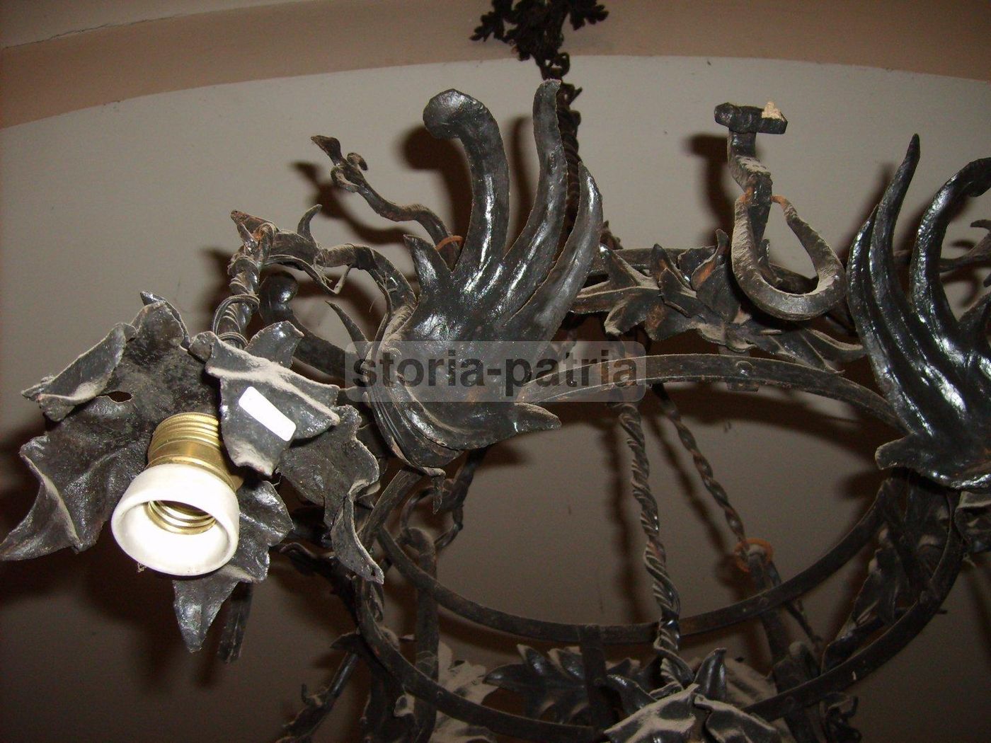 Lampadario Liberty In Ferro Battuto Con Draghi E Foglie, Primo Novecento