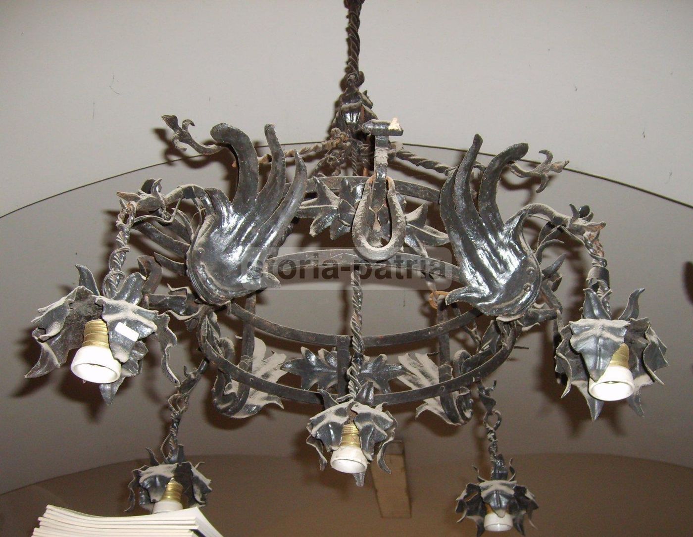 Lampadario Liberty In Ferro Battuto Con Draghi Alati, Inizio '900