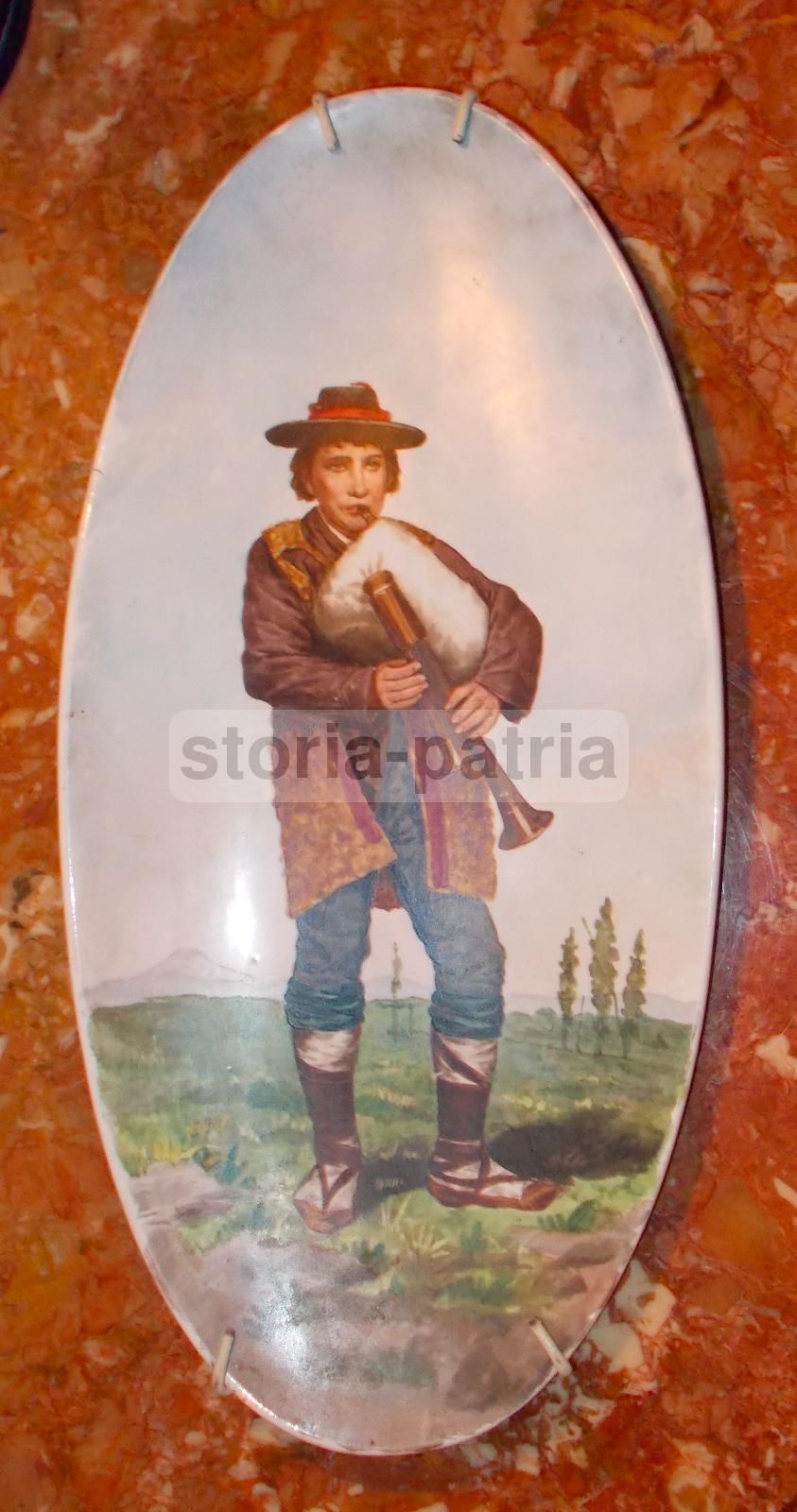 Piatto In Ceramica Con Zampognaro In Costume Popolare Del Sud Italia, XIX Secolo