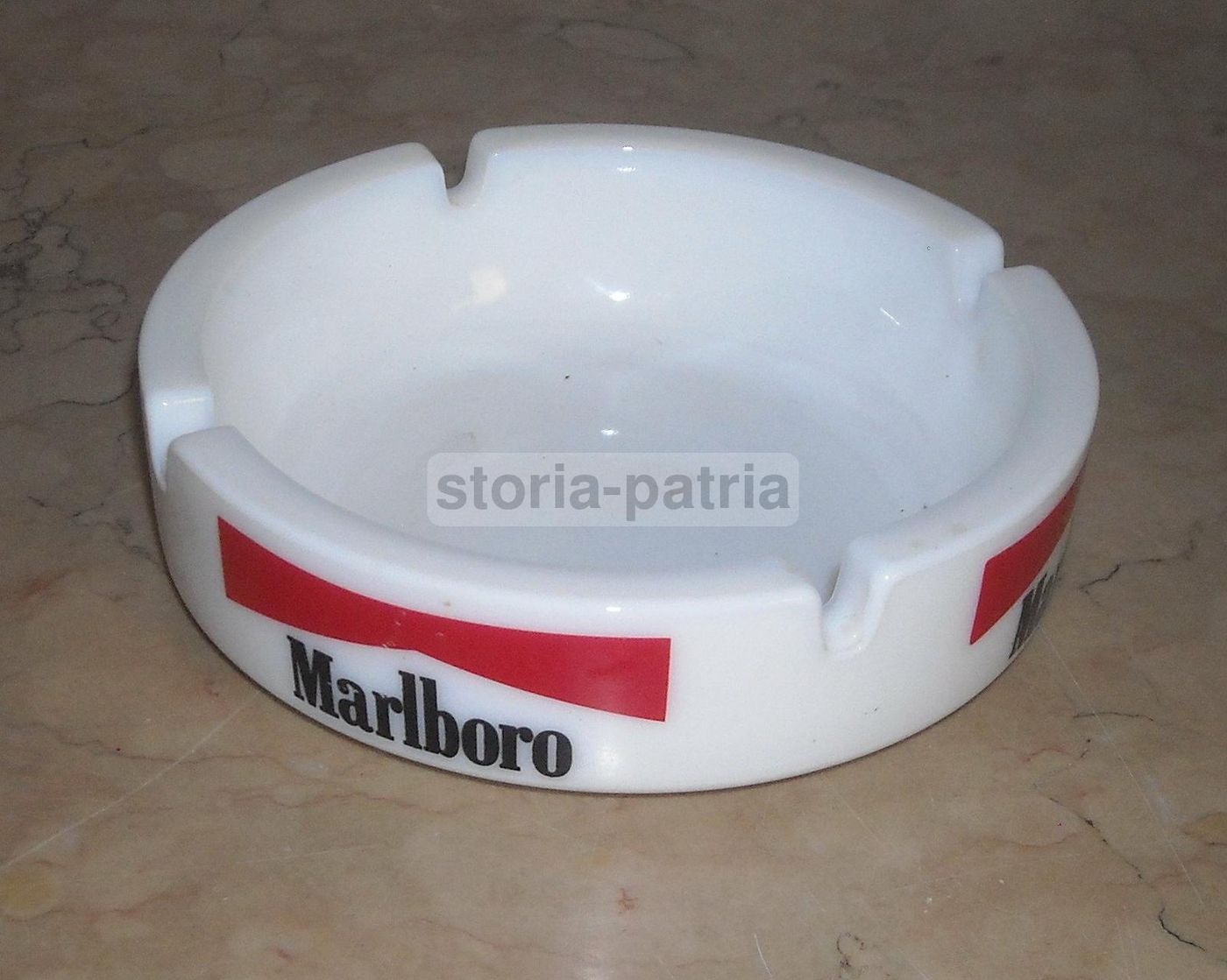 Posacenere Marlboro Vintage In Vetro Bianco Opalescente