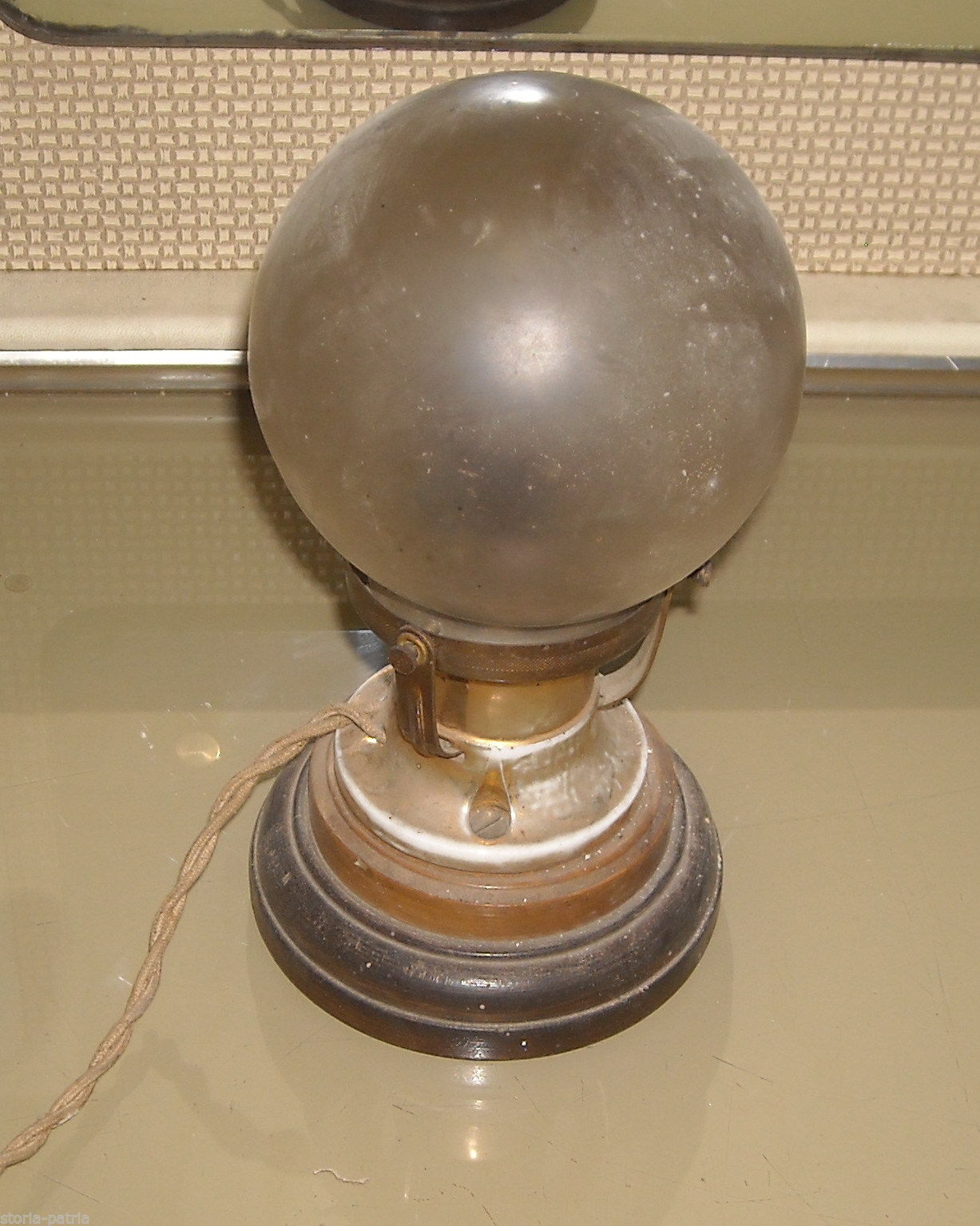 Lampada Antica Da Comodino Con Globo In Vetro E Base In Legno, Primo '900