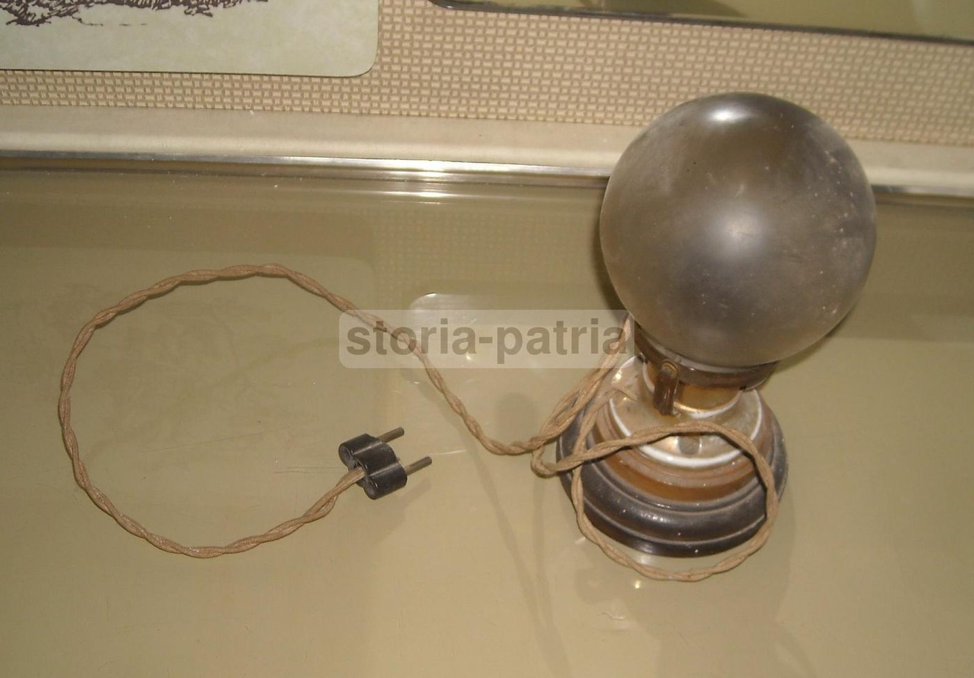 Lampada Antica Da Comodino Con Globo In Vetro E Base In Legno, Primo '900