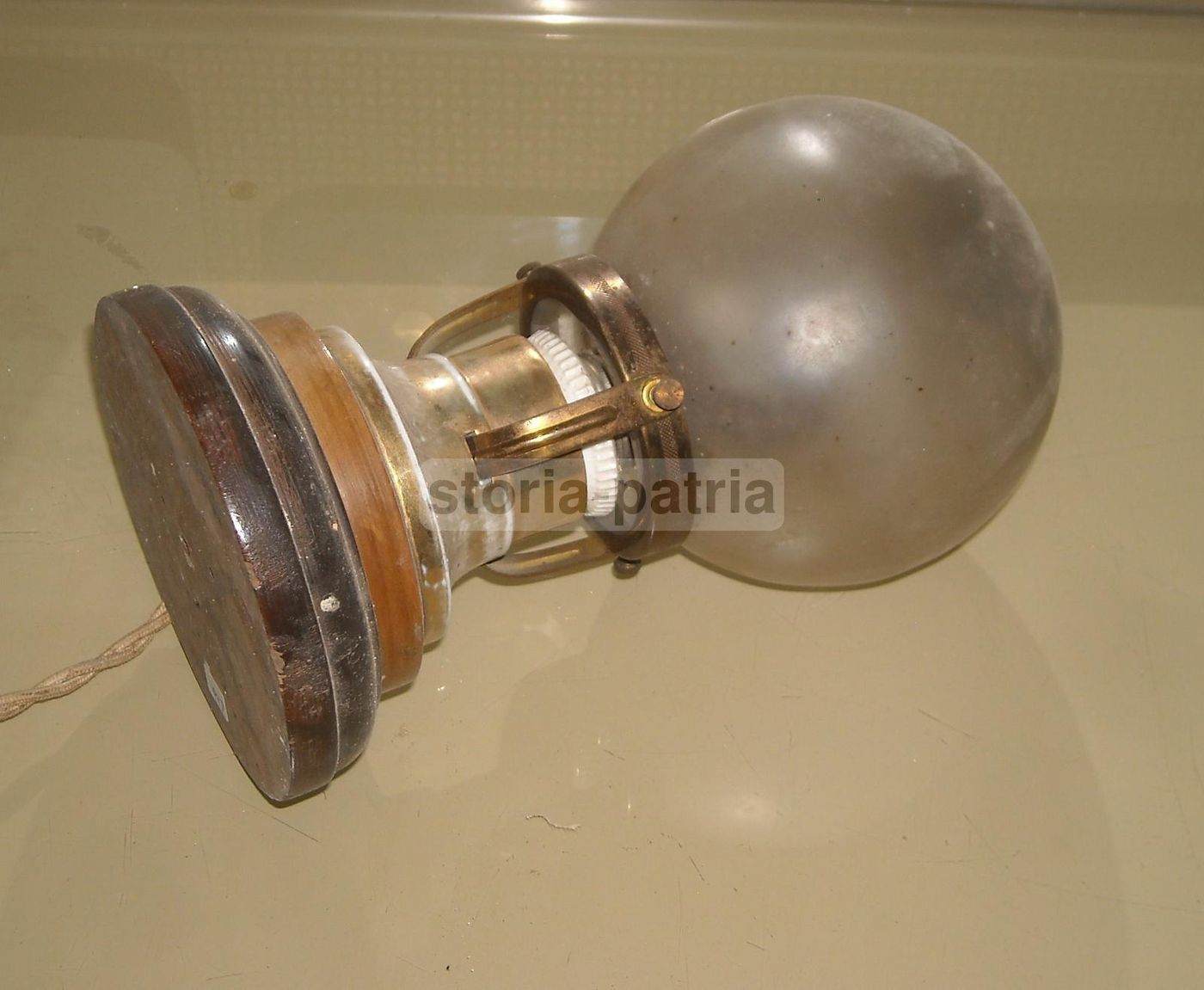 Lampada Antica Da Comodino Con Globo In Vetro E Base In Legno, Primo '900
