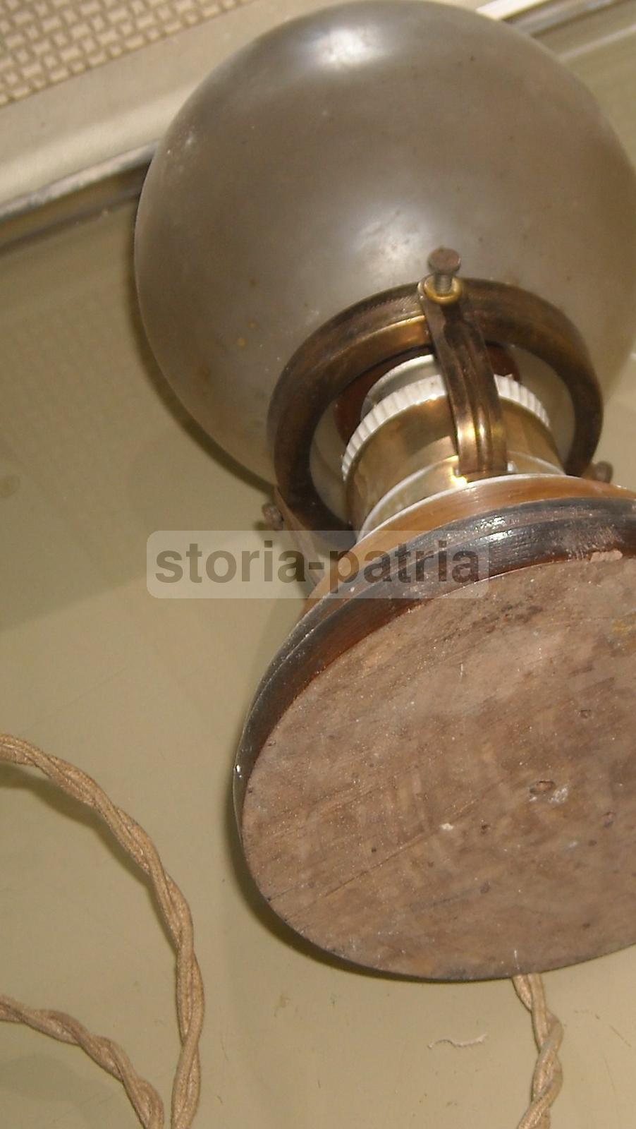 Lampada Antica Da Comodino Con Globo In Vetro E Base In Legno, Primo '900