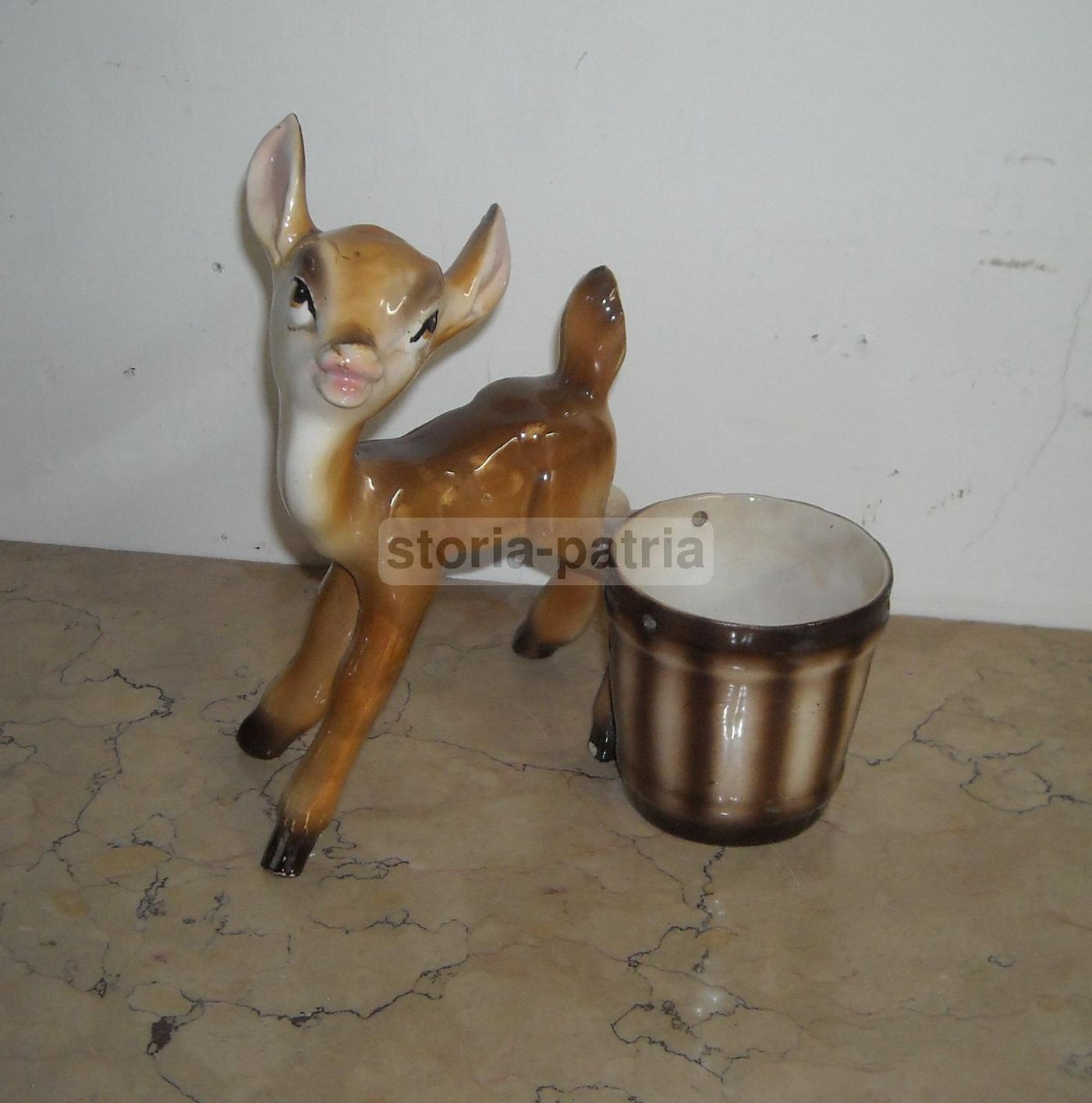 Scultura In Ceramica Policroma Con Cerbiatto E Cesto, Stile Lenci, Anni '30 '50