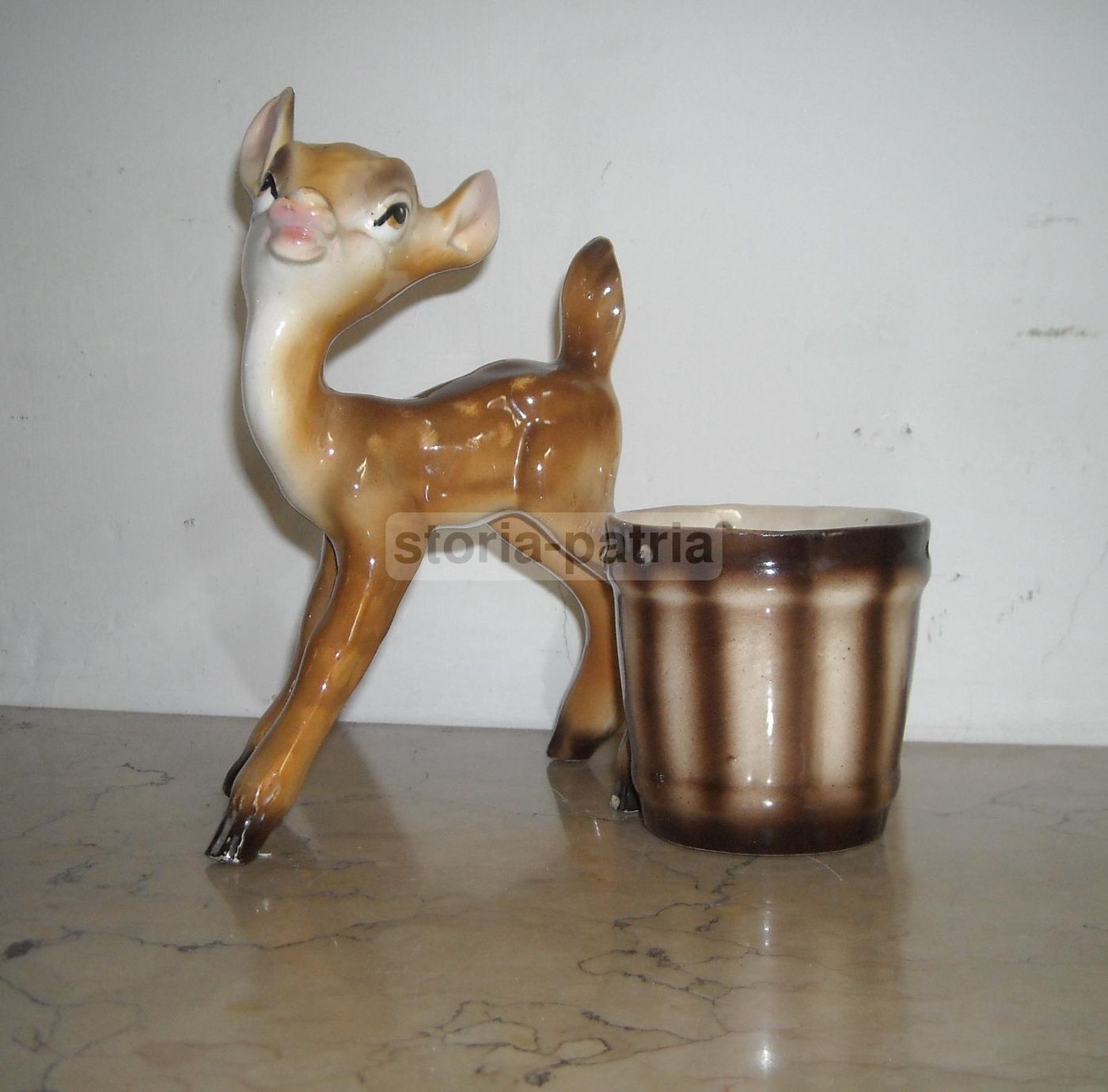Scultura In Ceramica Policroma Con Cerbiatto E Cesto, Stile Lenci, Anni '30 '50