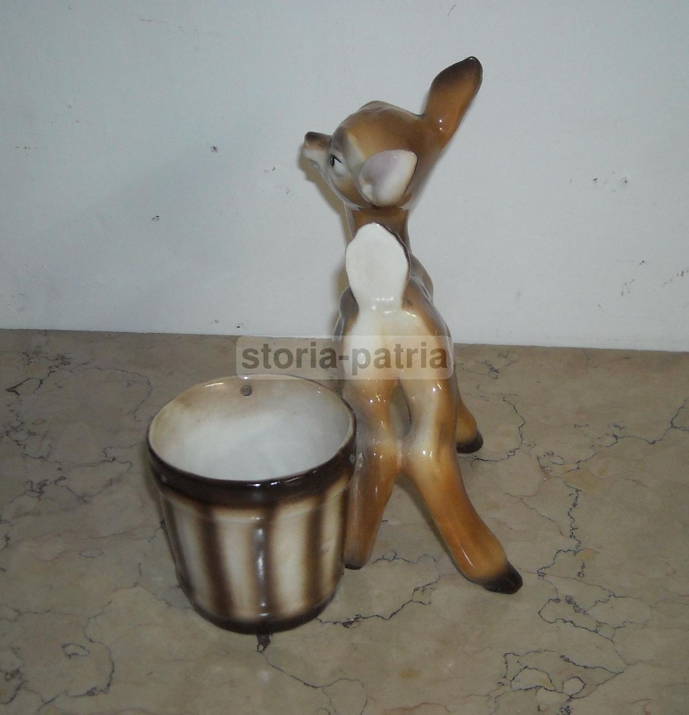 Scultura In Ceramica Policroma Con Cerbiatto E Cesto, Stile Lenci, Anni '30 '50