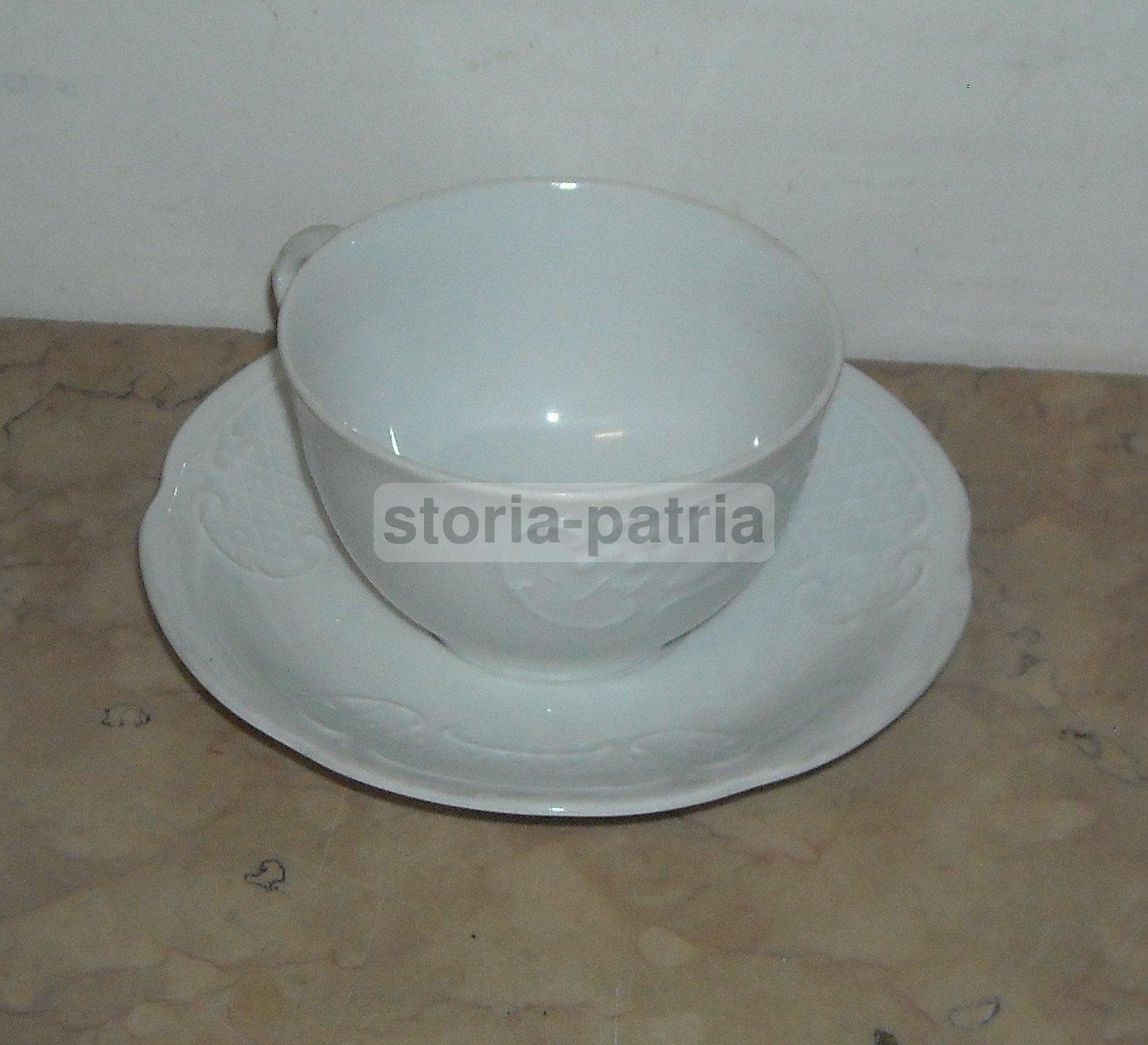 Tazza Con Piattino Richard Ginori In Porcellana Bianca Con Decoro Uva