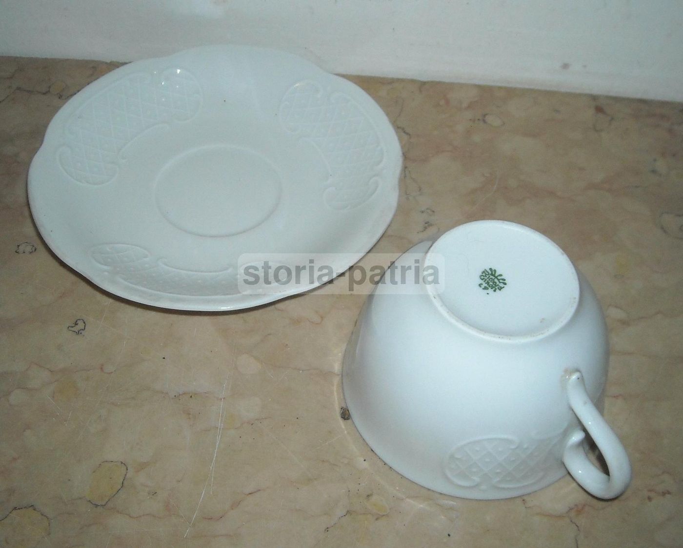 Tazza Con Piattino Richard Ginori In Porcellana Bianca Con Decoro Uva