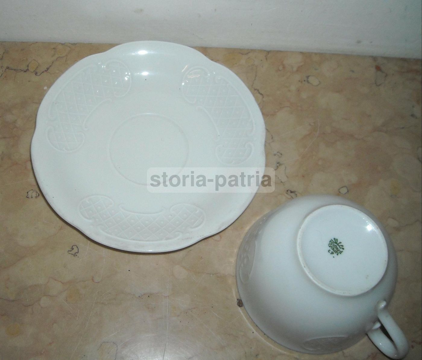 Tazza Con Piattino Richard Ginori In Porcellana Bianca Con Decoro Uva