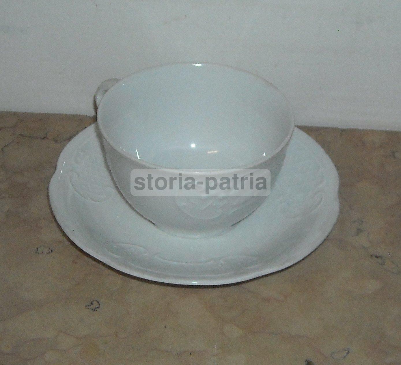 Tazza Con Piattino Richard Ginori In Porcellana Bianca Con Decoro Uva