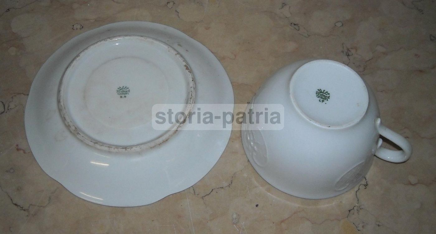 Tazza Con Piattino Richard Ginori In Porcellana Bianca Con Decoro Uva