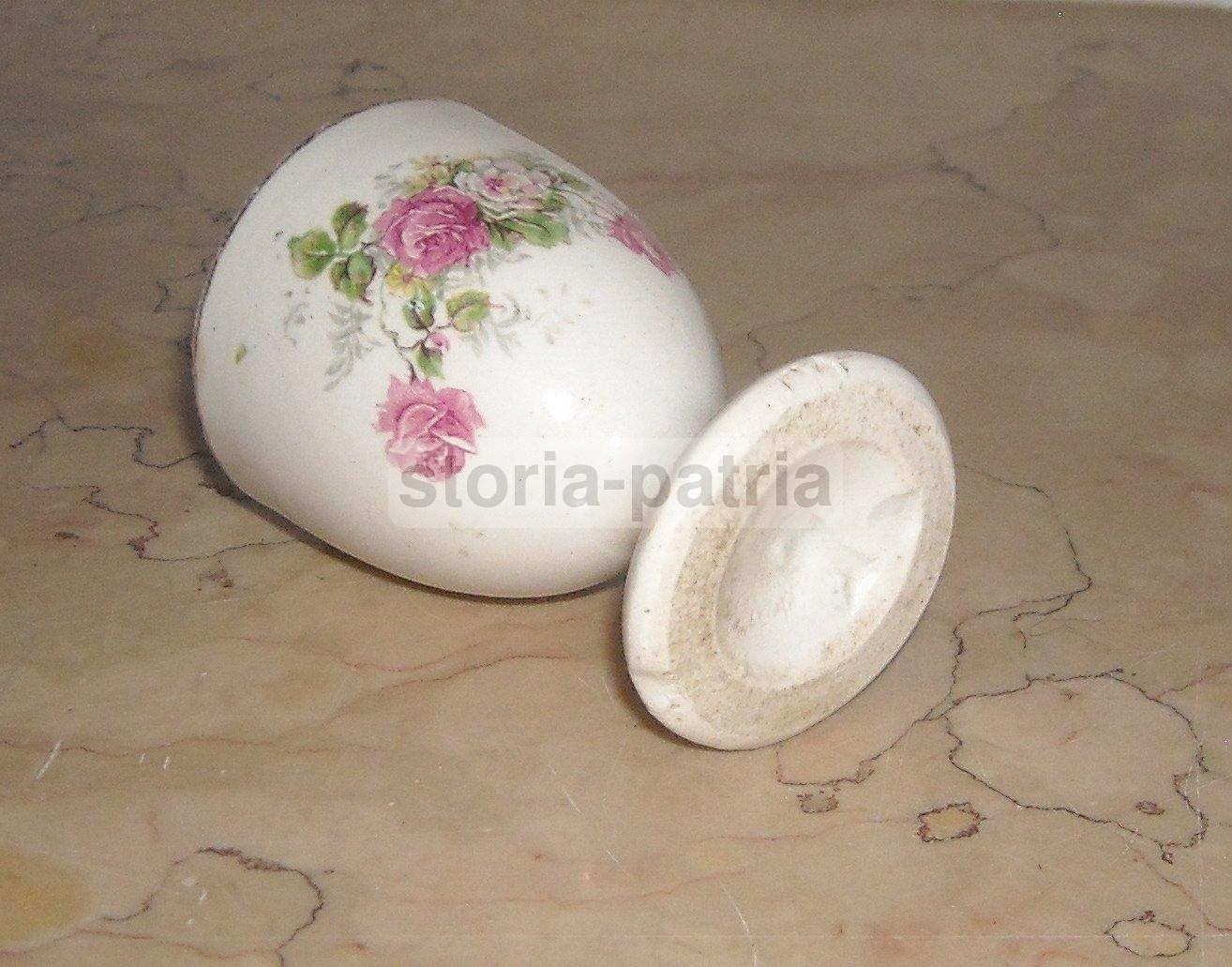 Antico Porta Uovo In Porcellana Con Decoro Floreale Policromo