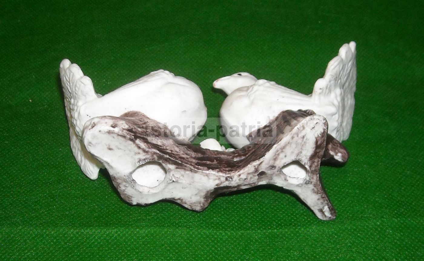 Scultura In Porcellana Con Colombi Su Ramo Fiorito, Stile Capodimonte