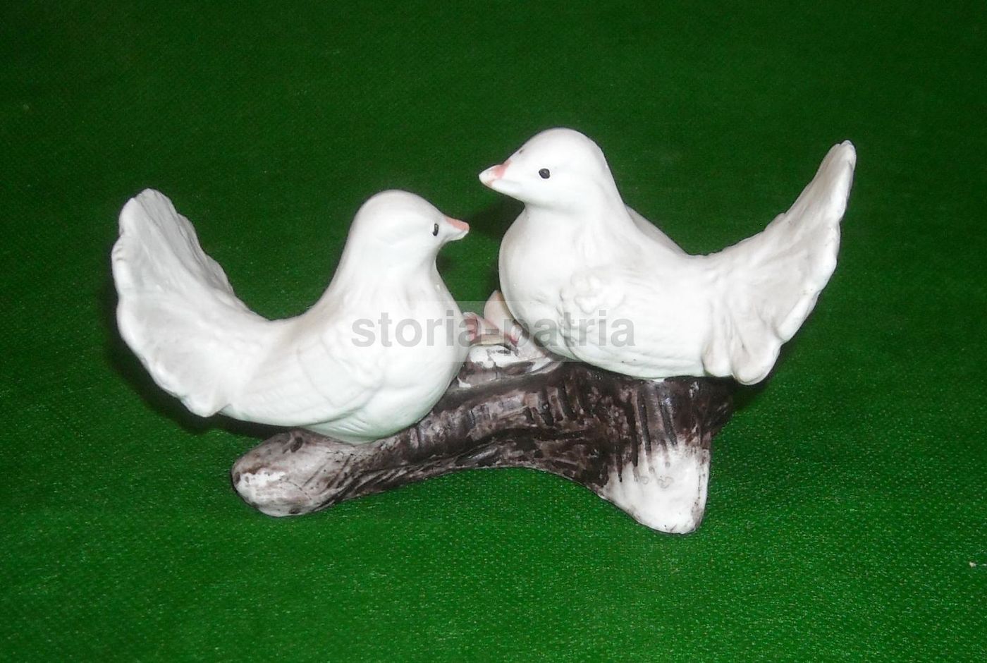Scultura In Porcellana Con Colombi Su Ramo Fiorito, Stile Capodimonte