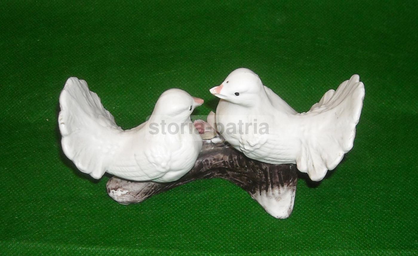 Scultura In Porcellana Con Colombi Su Ramo Fiorito, Stile Capodimonte