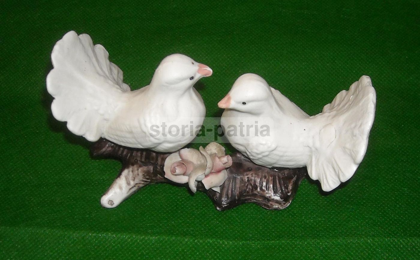 Scultura In Porcellana Con Colombi Su Ramo Fiorito, Stile Capodimonte