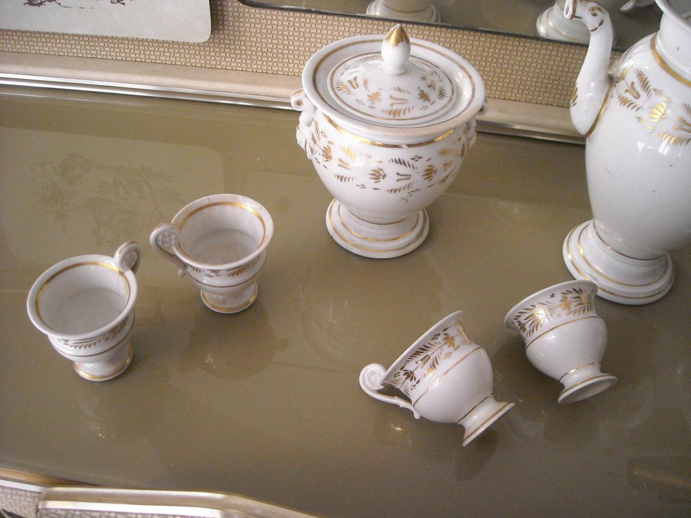 Servizio Da Caffè In Porcellana Con Decori Dorati Epoca Impero