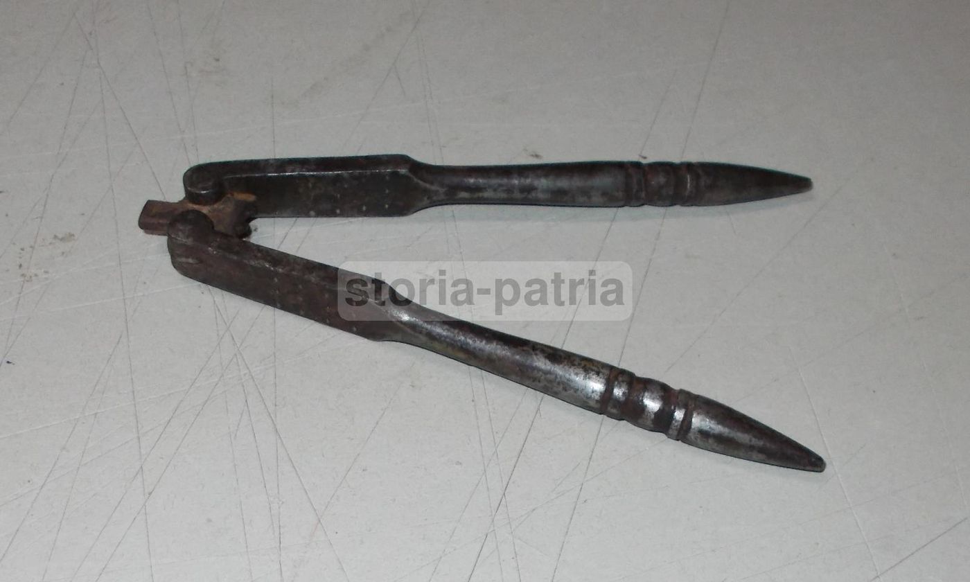 Schiaccianoci Antico In Ferro Battuto Della Seconda Metà Dell'800