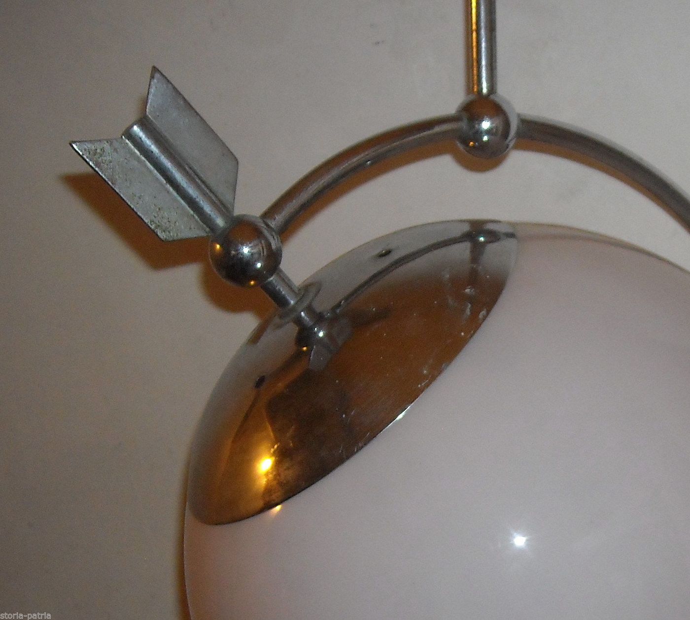Lampada A Sospensione Vintage Con Globo In Vetro E Metallo Cromato, Anni '50