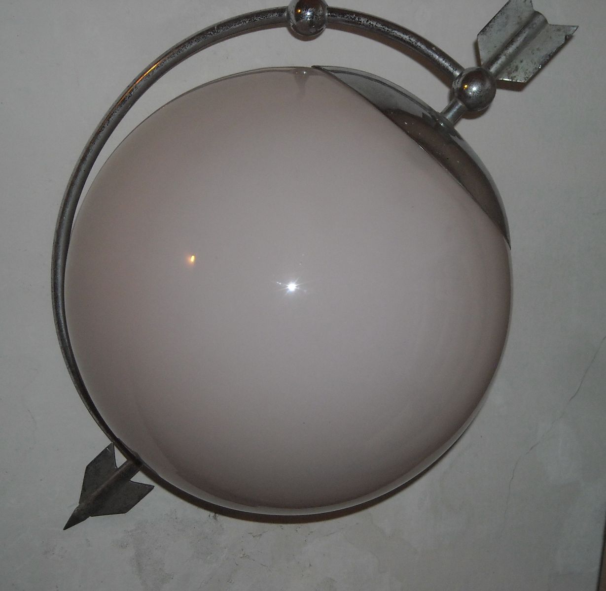 Lampada A Sospensione Vintage Con Globo In Vetro E Metallo Cromato, Anni '50