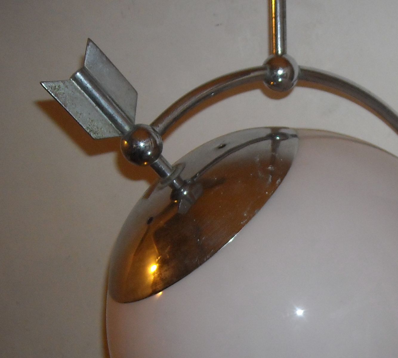 Lampada A Sospensione Vintage Con Globo In Vetro E Metallo Cromato, Anni '50