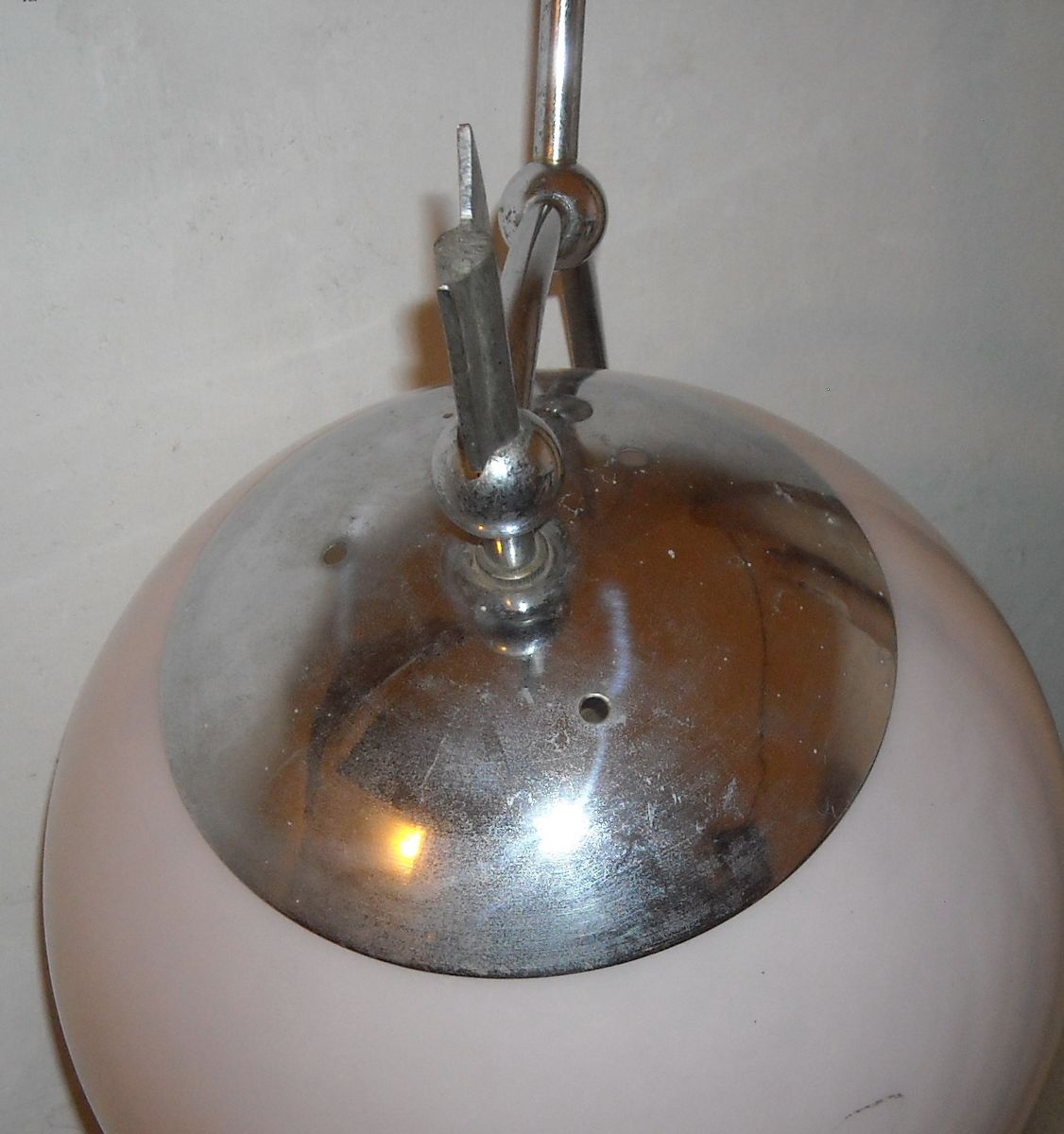 Lampada A Sospensione Vintage Con Globo In Vetro E Metallo Cromato, Anni '50