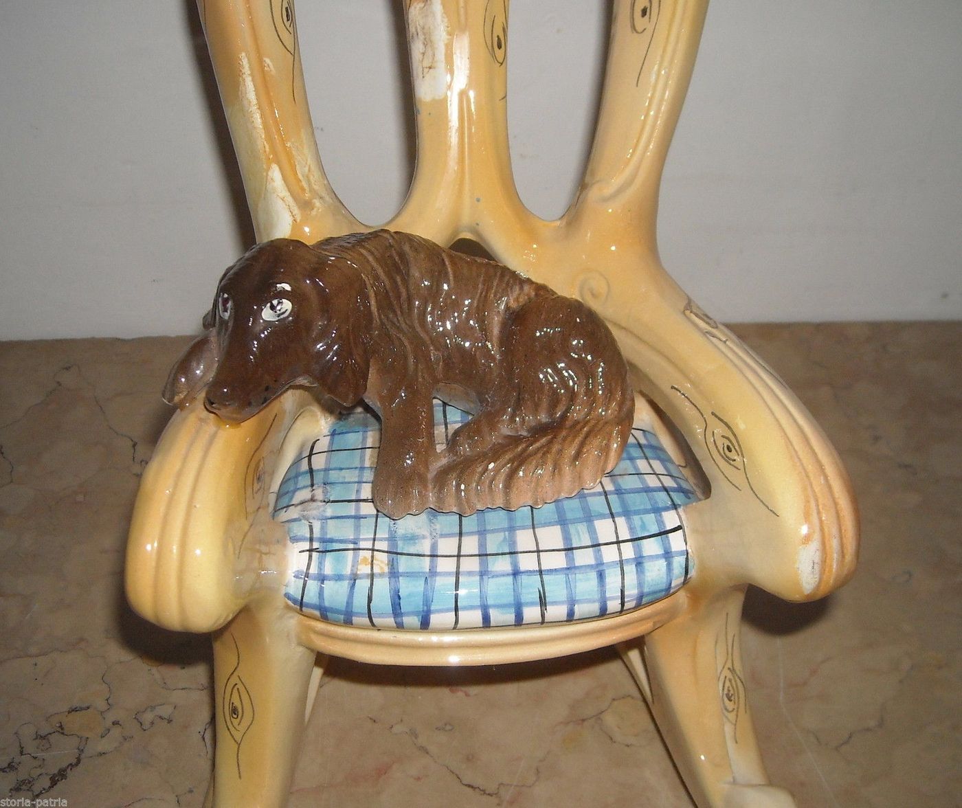 Bottiglia Da Liquore In Ceramica A Forma Di Sedia A Dondolo Con Cane, Anni '50