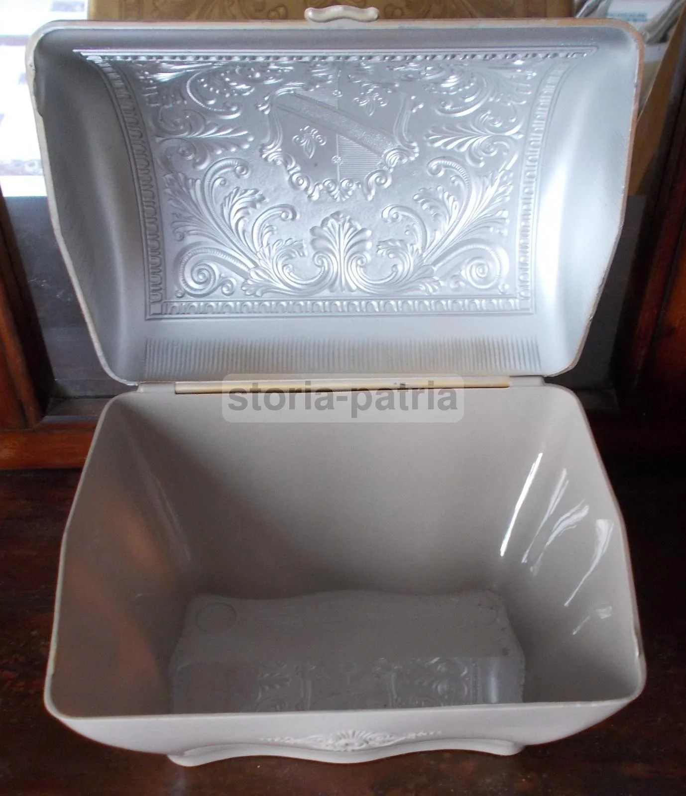 Vintage Casket with Heraldic Crest, 1950s, Creazioni Matic