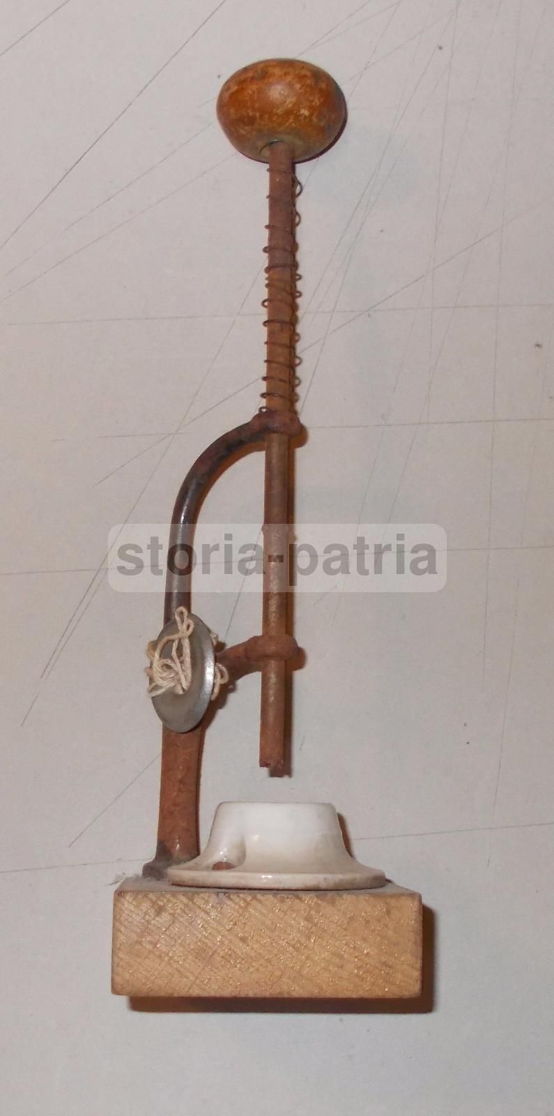 Antico Snocciolatore Per Olive In Legno, Porcellana E Ferro, Inizi Del XX Secolo