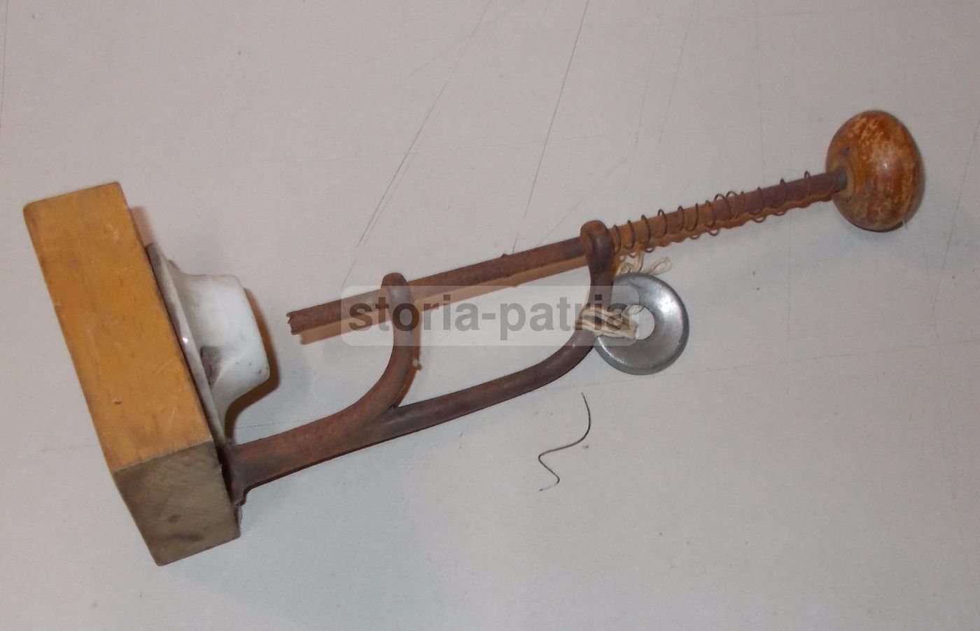 Antico Snocciolatore Per Olive In Legno, Porcellana E Ferro, Inizi Del XX Secolo