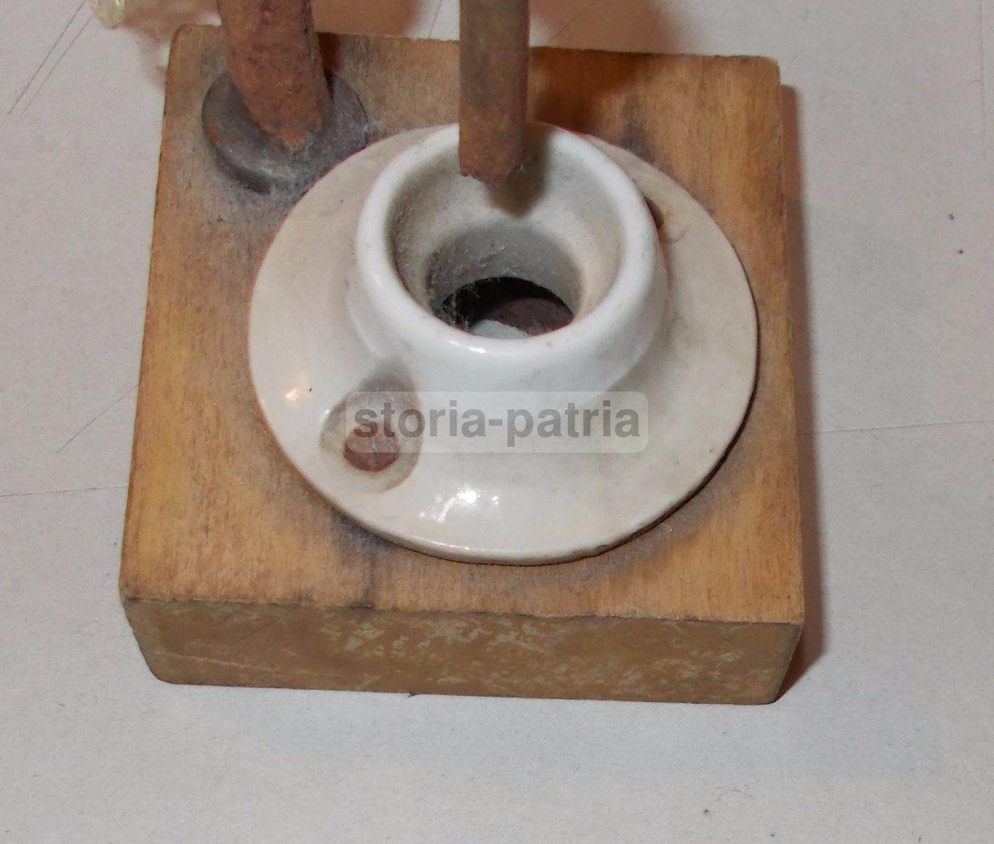 Antico Snocciolatore Per Olive In Legno, Porcellana E Ferro, Inizi Del XX Secolo