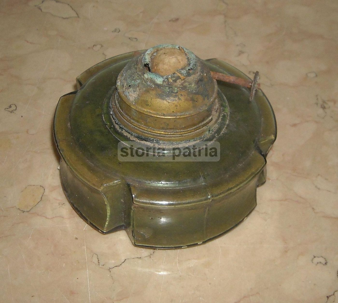 Antico Lume A Petrolio In Vetro Verde Con Aquila (fine '800   Inizio '900)