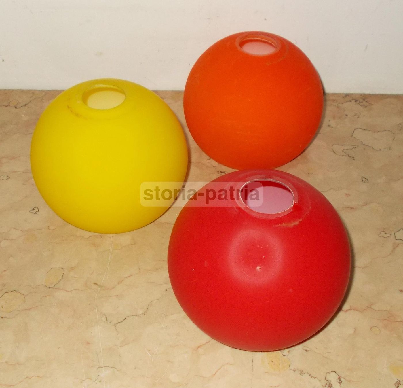 Tre Coppe Sferiche In Vetro Colorato Per Lampade Anni '50 '60