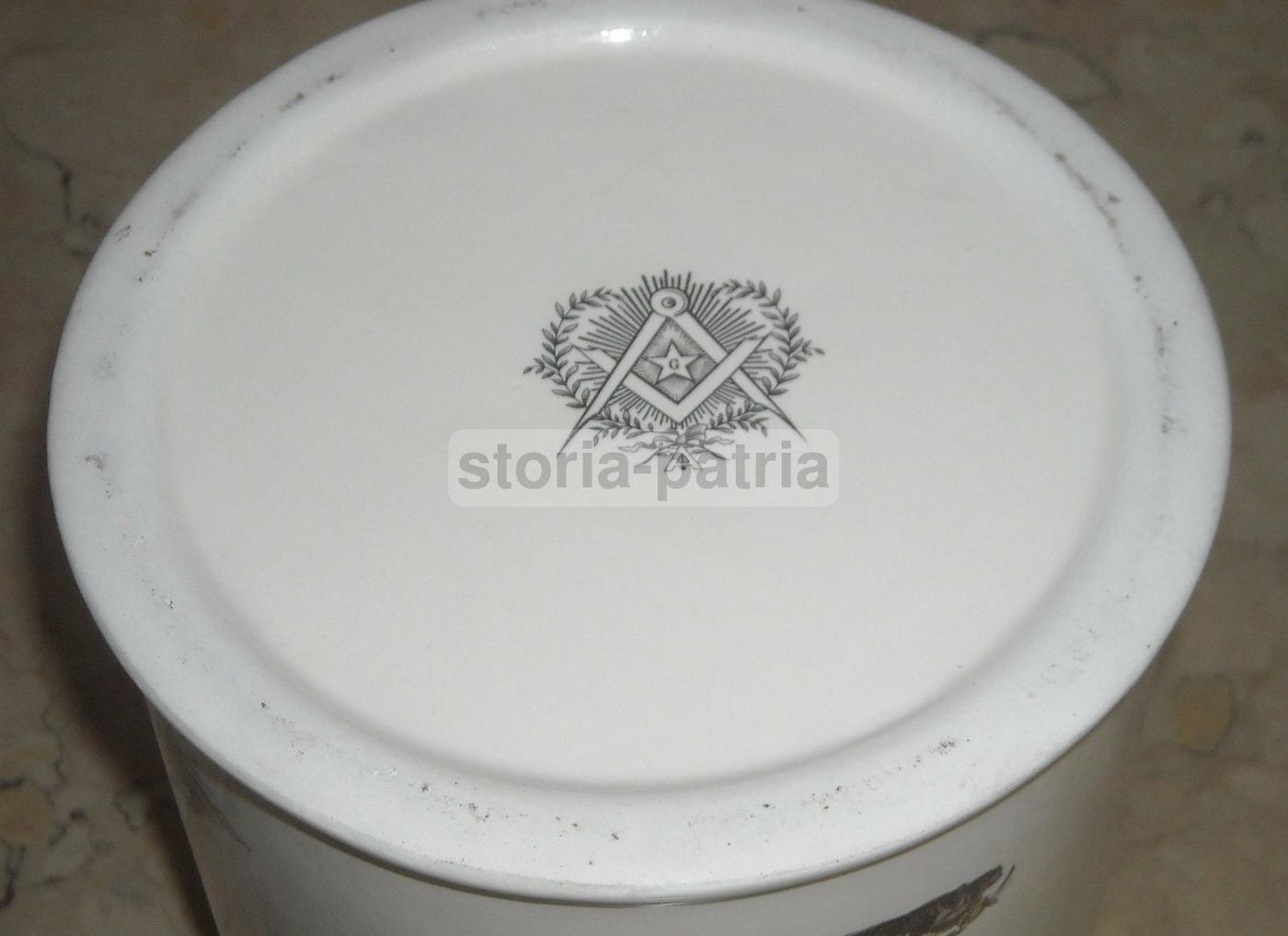 Vaso Massonico In Porcellana Con Simboli E Gesti Rituali, Metà XX Secolo