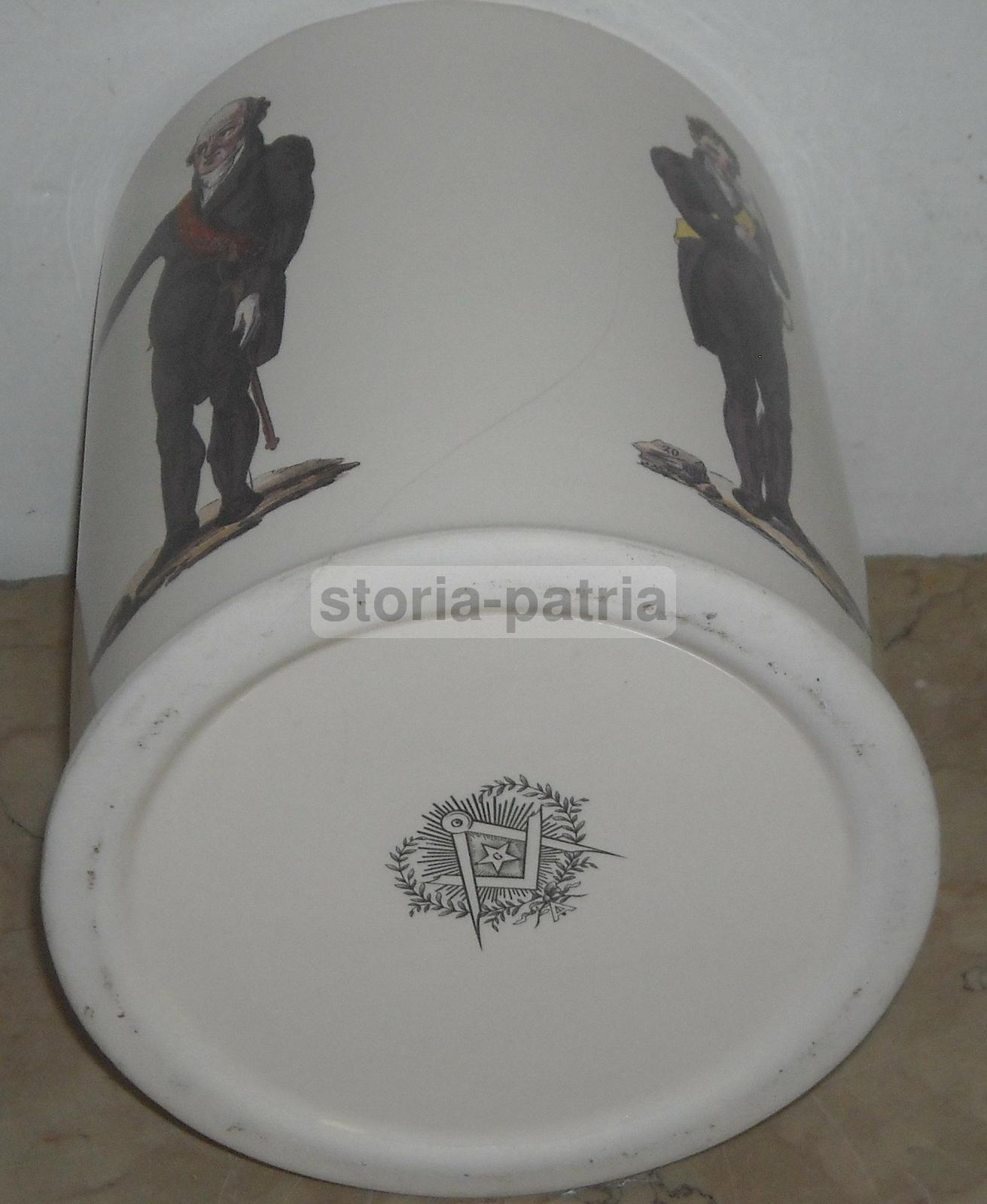 Vaso Massonico In Porcellana Con Simboli E Gesti Rituali, Metà XX Secolo