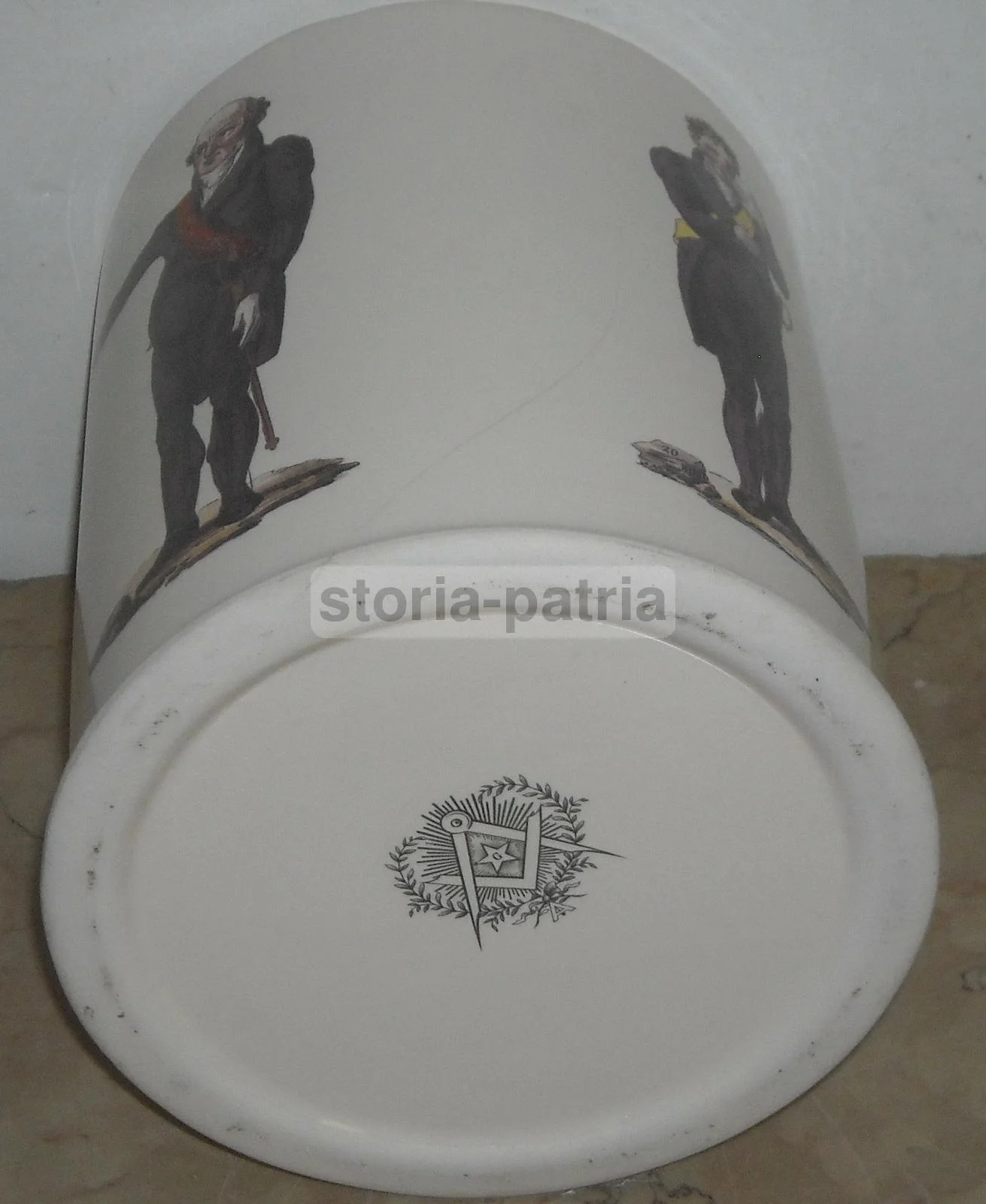 Vaso Massonico in Porcellana con Simboli e Gesti Rituali, Metà Xx Secolo