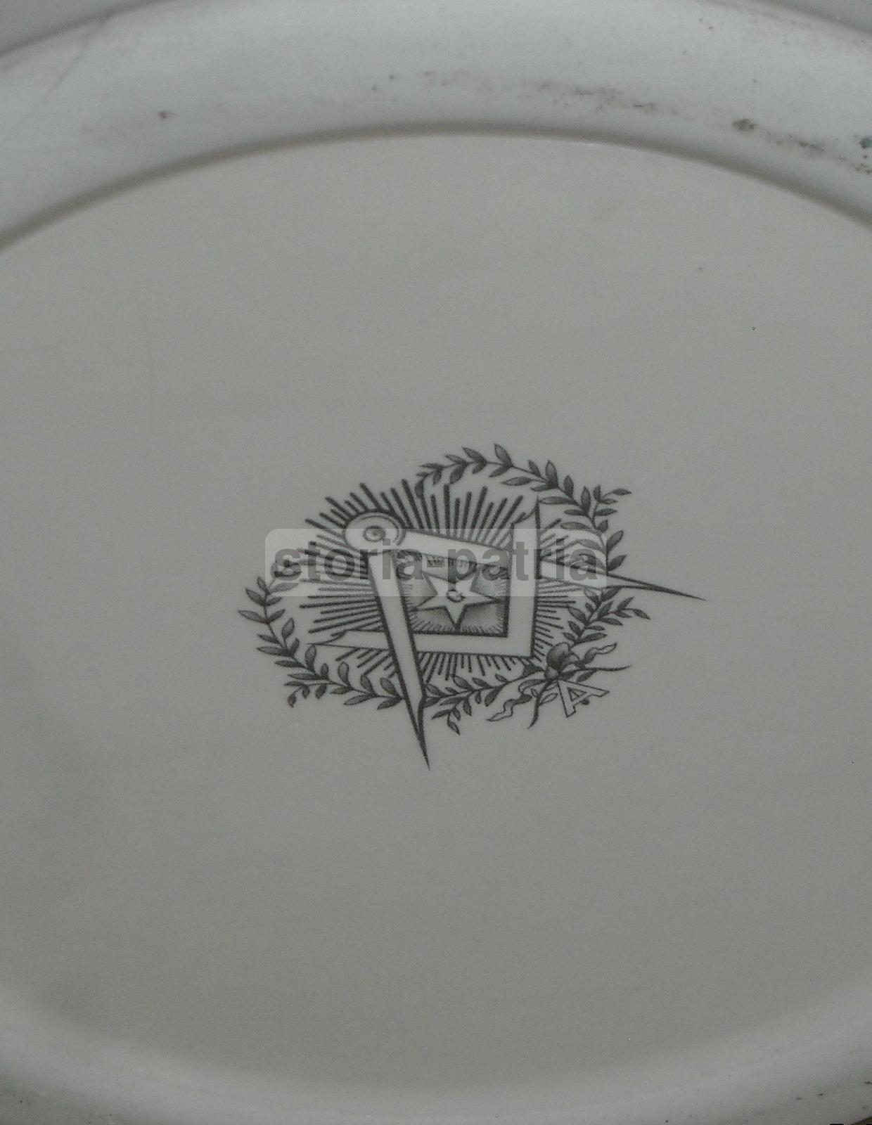 Vaso Massonico In Porcellana Con Simboli E Gesti Rituali, Metà XX Secolo