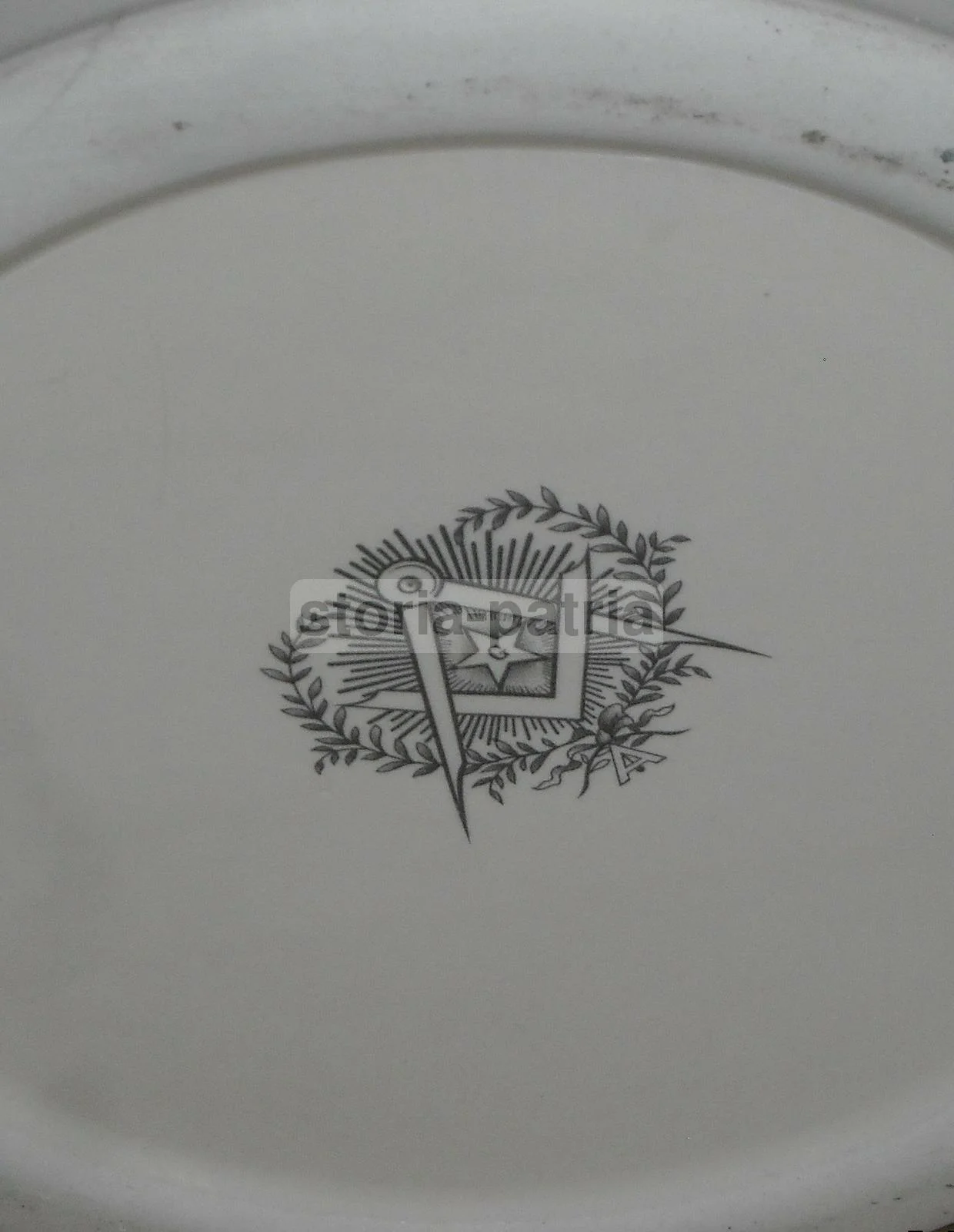 Vaso Massonico in Porcellana con Simboli e Gesti Rituali, Metà Xx Secolo