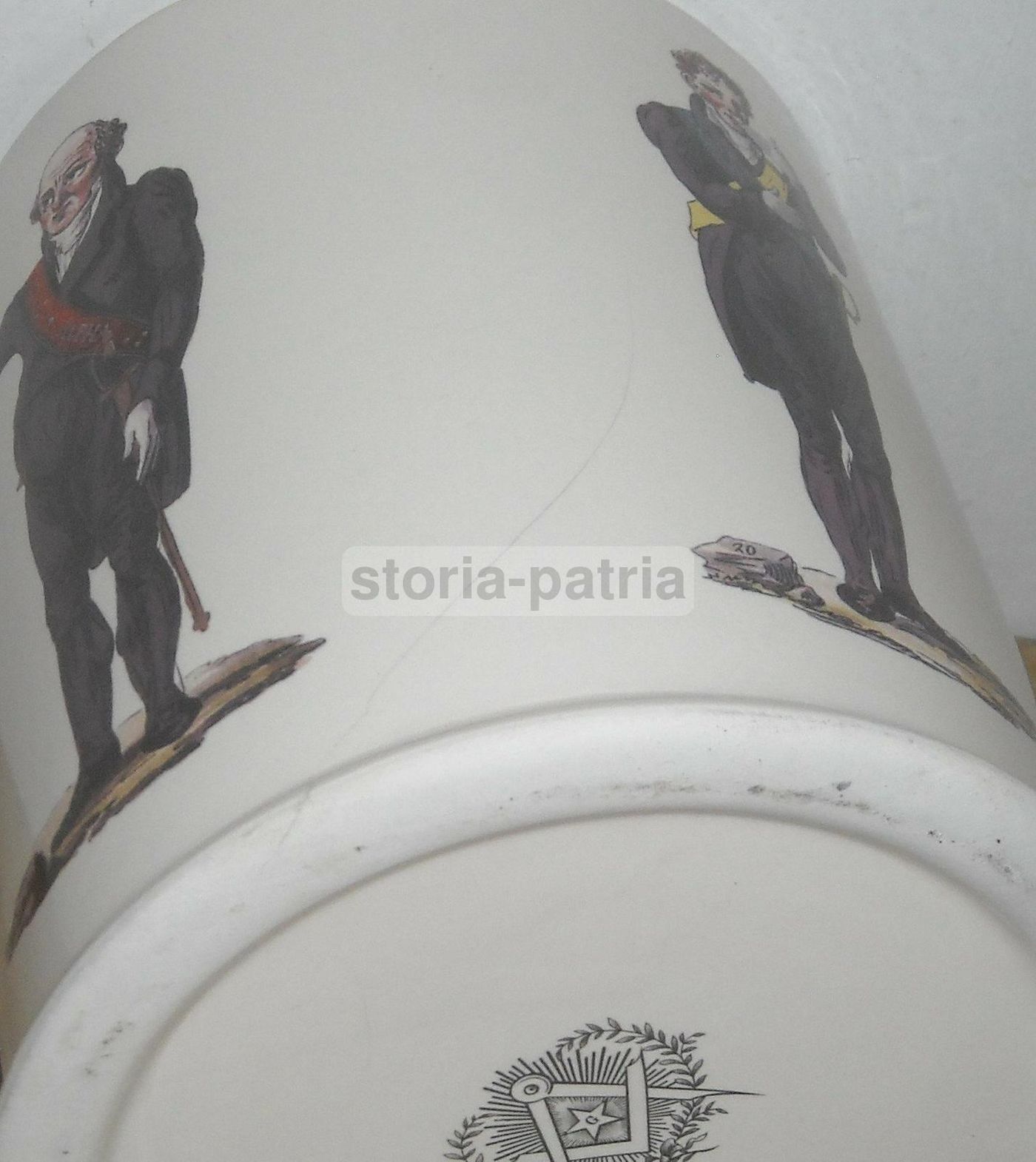 Vaso Massonico In Porcellana Con Simboli E Gesti Rituali, Metà XX Secolo