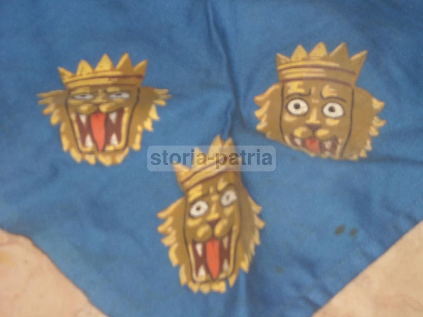 Fazzoletto Araldico Con Teste Leonine Coronate Dipinte A Mano, Metà '900