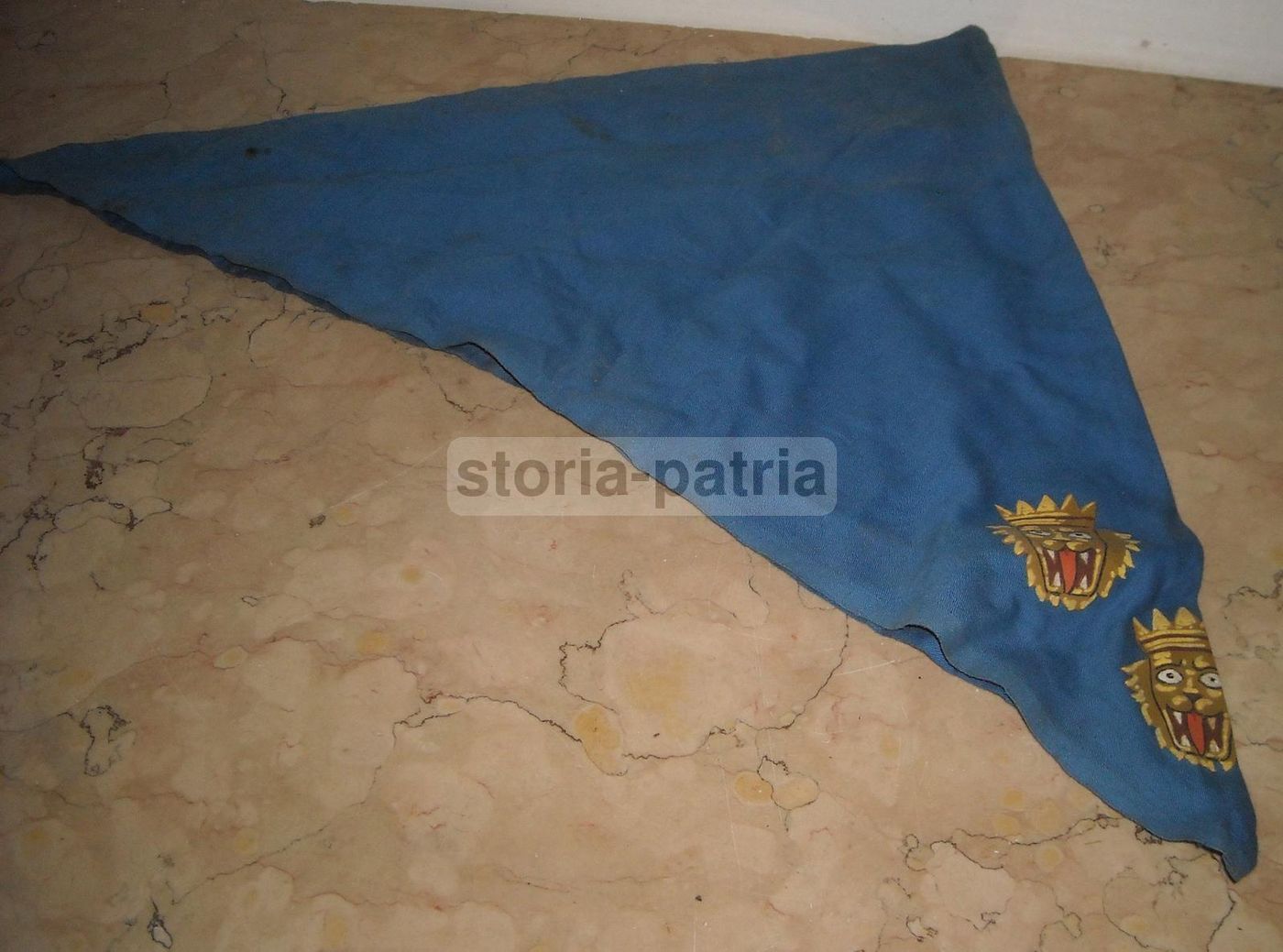 Fazzoletto Araldico Con Teste Leonine Coronate Dipinte A Mano, Metà '900