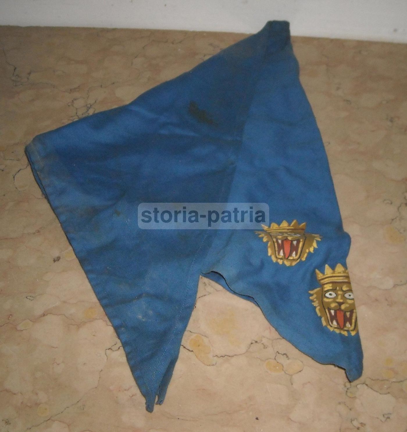 Fazzoletto Araldico Con Teste Leonine Coronate Dipinte A Mano, Metà '900